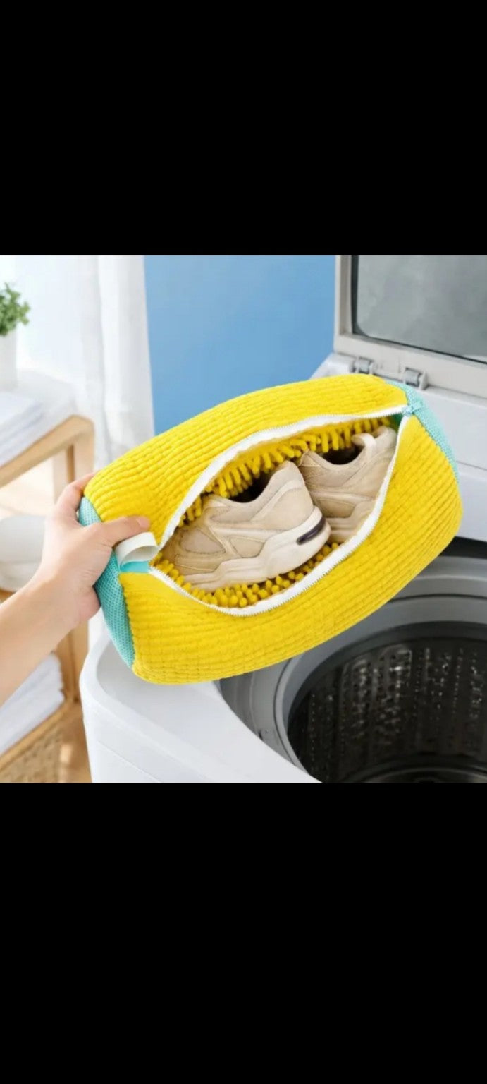 Chaussures dans sac de lavage jaune